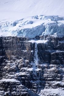 Victoria hanging glacier, Lake Louise, Alberta von Geoff Amos