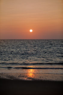Herrlicher Sonnenuntergang über dem Indischen Ozean bei der Küstenstadt Marawila auf der tropischen Insel Sri Lanka  by Gina Koch