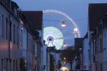 Riesenrad, Häuser in Findorff bei Abenddämmerung, Bremen by Torsten Krüger