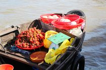 Blick auf ein Boot des Schwimmende Markts Vietnam by ann-foto