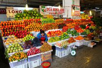 Herrlich bunter Obststand Markt Dalat by ann-foto