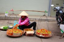 Der schwere Job einer Straßenverkäuferin in Vietnam von ann-foto