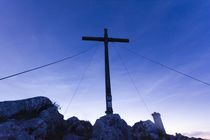 Benediktenwand Gipfelkreutz bei Nacht by Rolf Meier