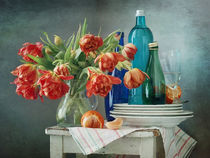 Orange Tulpen und blaue Flaschen von Nikolay Panov