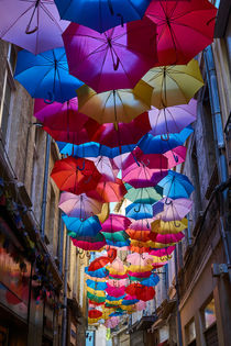 Viele bunte Sonnenschirme am Himmel von cfederle