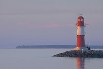 Leuchtturm Ostmole bei Abenddämmerung, Warnemünde by Torsten Krüger