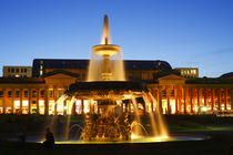 Königsbau mit Springbrunnen bei abenddämmerung, Stuttgart von Torsten Krüger