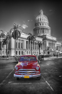 Red old car at Capitol, Havanna Cuba von Bastian Linder