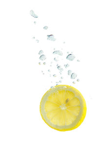 Lemon in water with air bubbles von Bastian Linder
