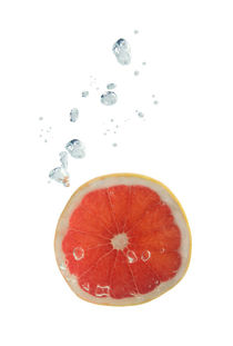 Grapefruit in water with air bubbles von Bastian Linder