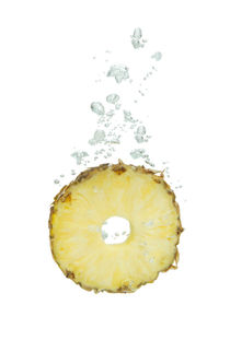 Pineapple in water with air bubbles von Bastian Linder