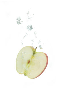 Apple in water with air bubbles von Bastian Linder