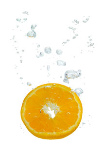 Orange in water with air bubbles von Bastian Linder