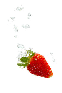 Strawberry in water with air bubbles von Bastian Linder