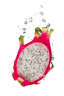 Dragon fruit in water with air bubbles von Bastian Linder
