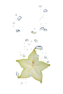 Carambola in water with air bubbles von Bastian Linder