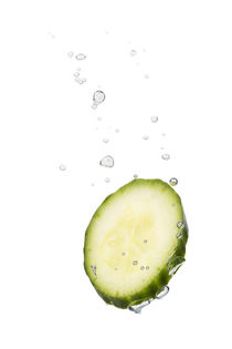 Cucumber in water with air bubbles von Bastian Linder