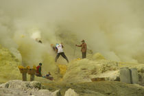 Workers mining sulfur inside volcano Ijen von Bastian Linder