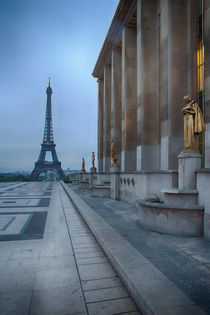 Eiffel Tower in rain at Trocadero, Paris by Bastian Linder
