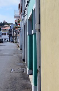 Horta Hafenpromenade mit grünem Haus  von art-dellas