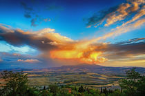Beleuchtete Wolken über dem Monte Amiata bei Pienza, Toskana, Italien von Klaus Rünagel