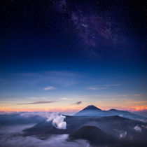 Vulkan Bromo mit Milchstraße von Simon Andreas Peter