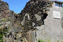 Ruine mit Strassenschild von art-dellas