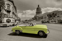 Yellow Convertable  von Rob Hawkins