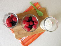 Fruchtjoghurt zum Selbermachen ohne Zucker mit Himbeeren und Brombeeren by Heike Rau