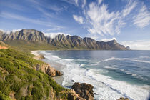 View of Mountains with clouds and Fynbos surrounding Kogel B... von Danita Delimont