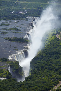 Aerial view of Victoria Falls or Mosi-oa-Tunya, and Zambezi ... von Danita Delimont