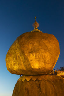 Kyaiktiyo Pagoda at sunset, a small pagoda built on the top ... von Danita Delimont