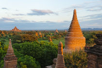 Ancient temples and pagodas at sunset, Bagan, Mandalay Region, Myanmar von Danita Delimont