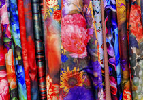 Chinese Colorful Flower Silk Scarves Yuyuan Shanghai China von Danita Delimont