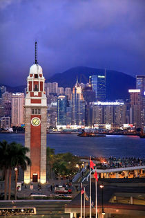Hong Kong Clock Tower and Harbor at Night from Kowloon Ferry von Danita Delimont
