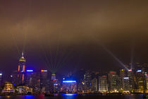 Night Lazer show on Hong Kong waterfront von Danita Delimont