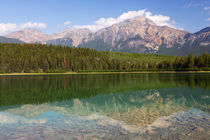Canada, Alberta, Jasper National Park, Pyramid Mountain and ... von Danita Delimont