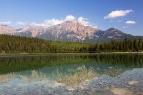 Canada, Alberta, Jasper National Park, Pyramid Mountain and ... von Danita Delimont