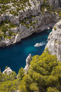 Tour boat in the Calanques near Cassis, Bouches-du-Rhone, Co... von Danita Delimont