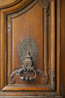 Door knocker at entry to Hotel Carnavalet in the Marais, Par... von Danita Delimont