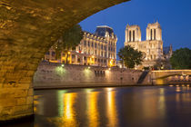 Twilight under Pont Saint Michel with Cathedral Notre Dame, ... von Danita Delimont