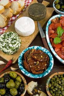 Maltese appetizer Gbejniet with capers, fresh tomatoes, drie... von Danita Delimont