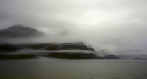 A foggy mist layers the mountains of Resurrection bay in Alaska von Danita Delimont