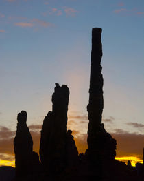 Sunrise, Yei Bi Chei and Totem Pole, Monument Valley, Monume... von Danita Delimont