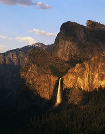 USA, California, Yosemite National Park, View of Bridalveil ... von Danita Delimont