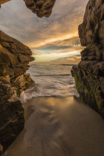 Looking out from a sea cave at Windansea Beach in La Jolla, CA von Danita Delimont