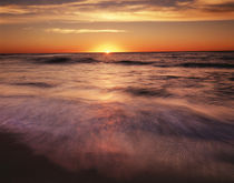 USA, California, La Jolla, Sunset over a beach and waves on ... von Danita Delimont