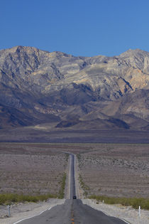 State Route 190 through Death Valley near Stovepipe Wells, t... von Danita Delimont