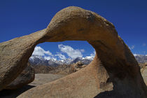 Mobius Arch, Alabama Hills, and snow on Sierra Nevada Mounta... von Danita Delimont