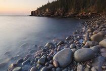 Dawn in Monument Cove in Maine's Acadia National Park. von Danita Delimont